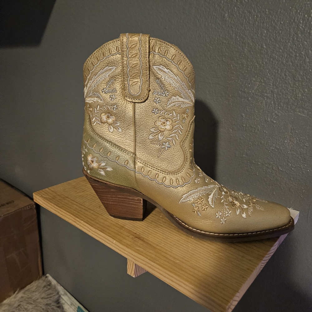 Dingo Gold Cow Girl Boots with Vintage Embroidery